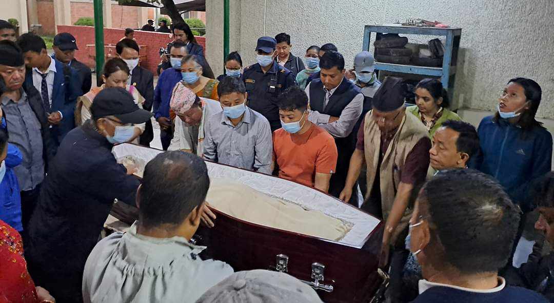 नेम्वाङको पार्थिव शरीरलाई च्यासल लैजादै